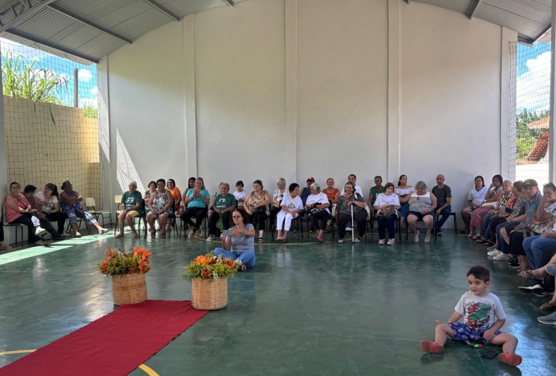 O público prestigia o evento e celebra a criatividade dos participantes, reforçando o apoio à moda sustentável