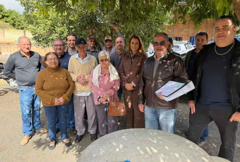 Mais 20 famílias recebem Certidões de Regularização Fundiária aos moradores do Jardim Tropical em Fartura
