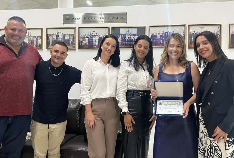 Entre as homenageadas estava Érika Araujo, primeira-dama da Estância Turística de Avaré e presidente do Fundo Social de Solidariedade.