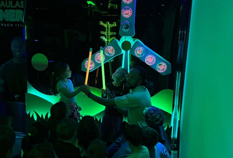 Durante a visita, os alunos participaram de apresentações  que mostraram, de forma divertida, como  usar a energia com segurança