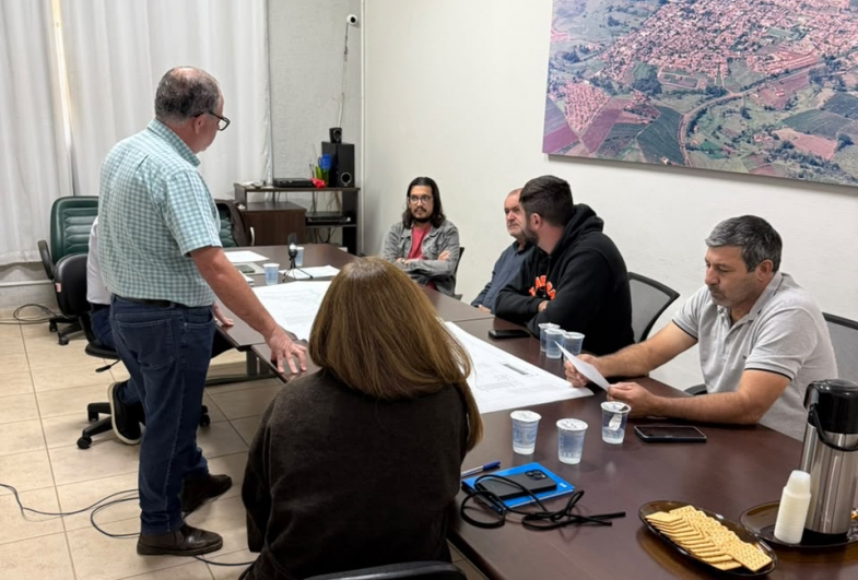 Reunião no Paço Municipal apresentou a proposta de  relajotamento de bairros de Fartura aos vereadores