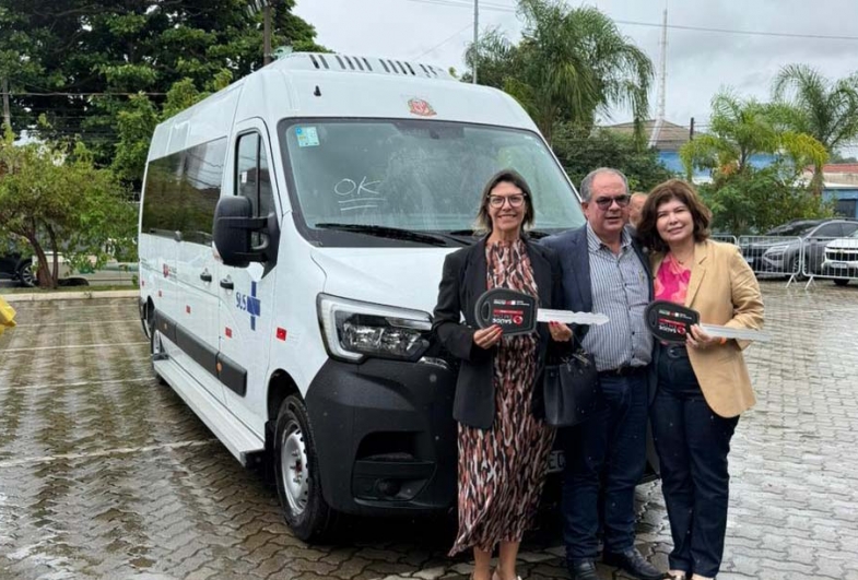 Prefeito Marcos recebe van para reforçar transporte de pacientes