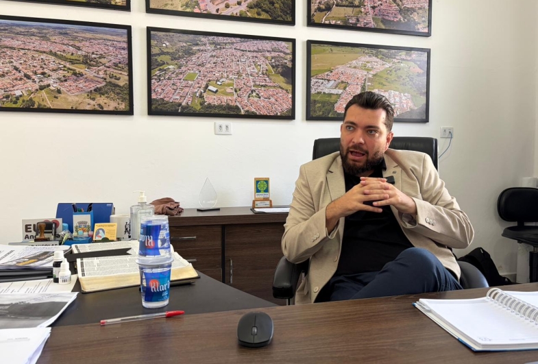 Nicolas Basile tem 33 anos e está no segundo  mandato como prefeito na cidade
