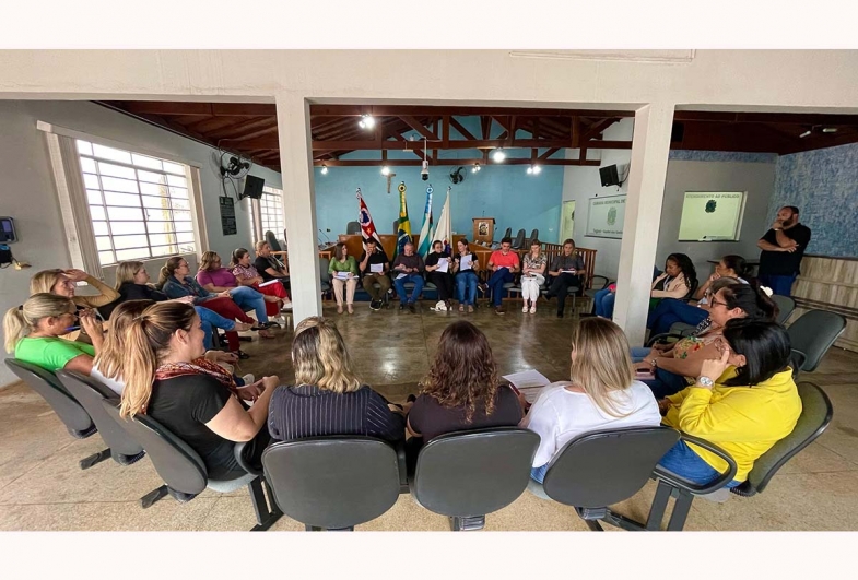 Autoridades e gestores participam de bate-papo inclusivo na Câmara Municipal para apresentar serviços públicos e debater desafios sociais com foco na inclusão educacional