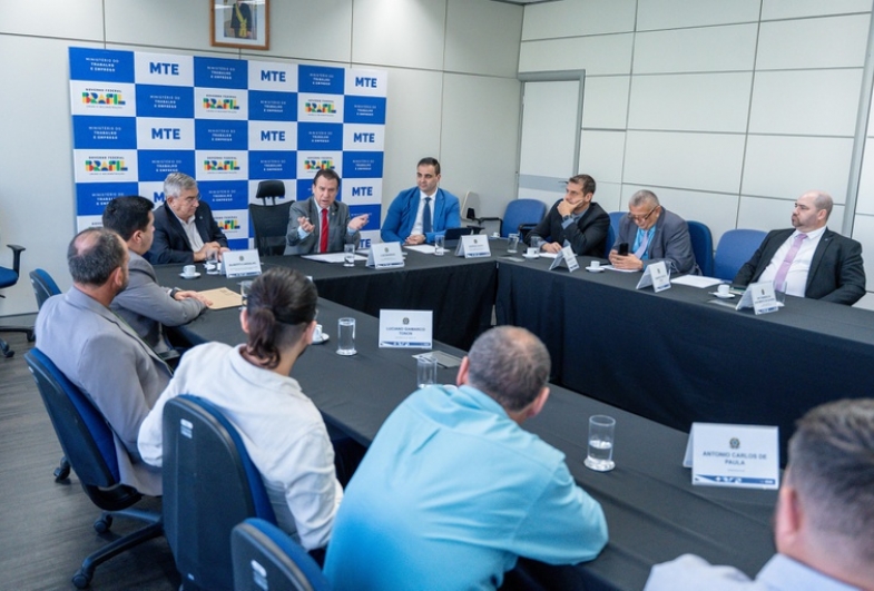 Ministro Luiz Marinho recebe representantes da Câmara Municipal e do Siticonfare do município de Fartura
