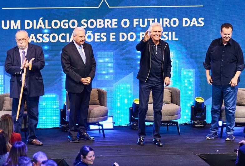 Gilberto Kassab e Ronaldo Caiado durante o Encontro do Associativismo, em São Paulo