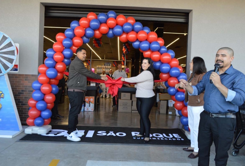 Momento do descerramento da faixa, que marcou a grande reinauguração  do Supermercado São Roque em Avaré