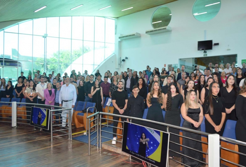 Pais, amigos, professores e representantes da comunidade acadêmica também lotaram o auditório, tornando o momento ainda mais significativo e emocionante