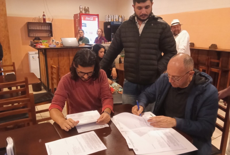 Vereadores Professor Henrique e Léo Maia  junto do deputado Paulo Fiorilo