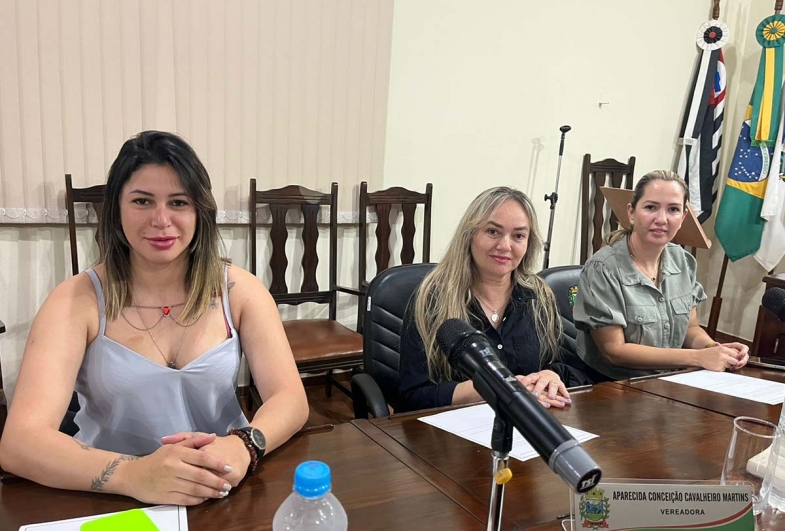 Vereadora Ana Carla Teles, vereadora Conceição e vereadora Camila Bagnatori