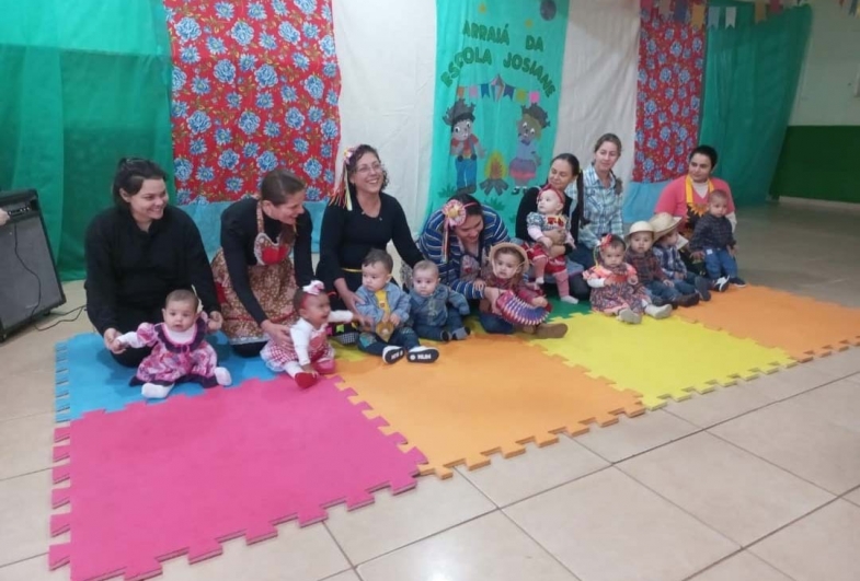 Figurinos caipiras e coreografias animaram a programação da festa