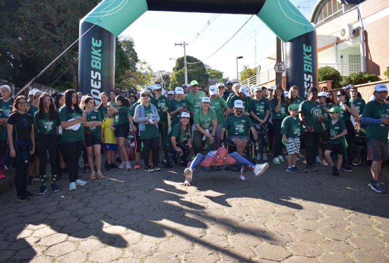 Caminhada Unimed “De Bem  com a Vida” reúne centenas de participantes em Avaré e arrecada leite para instituições beneficentes