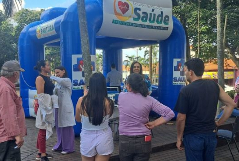 Profissionais da saúde orientam moradores durante ação de conscientização na Praça 9 de Julho, em Fartura