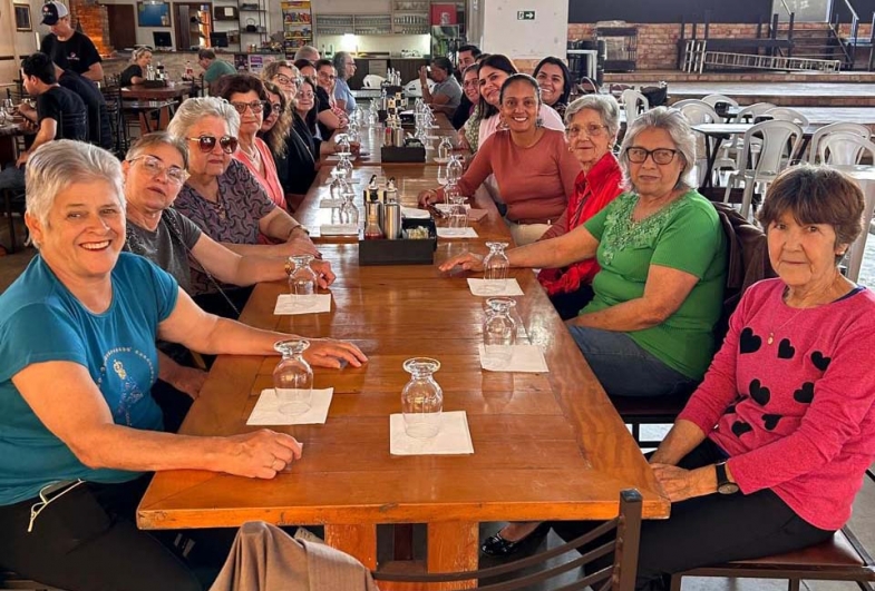 Grupo da terceira idade de Sarutaiá esteve em Fartura
