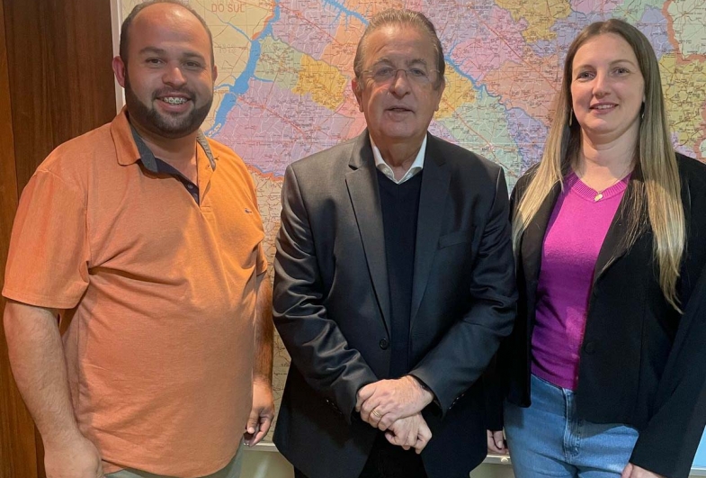 Assessor palamentar Carlinhos, deputado federal  Motta e presidente da Câmara Regina Bérgamo