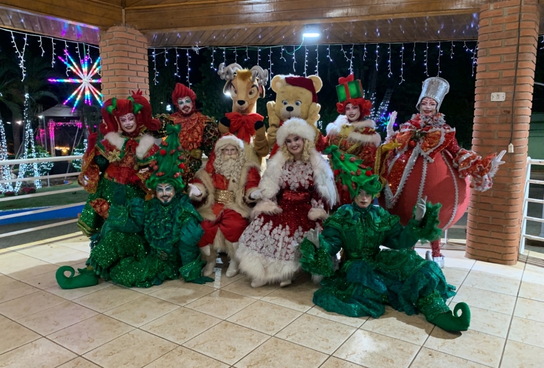 Os personagens da Cia Criativa recebram com  carinho as crianças presentes