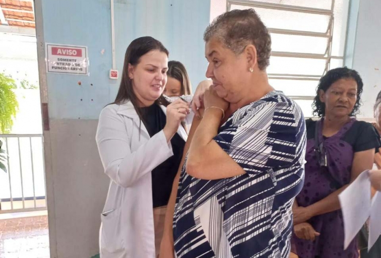 Enfermeira Kelly no momento da vacinação