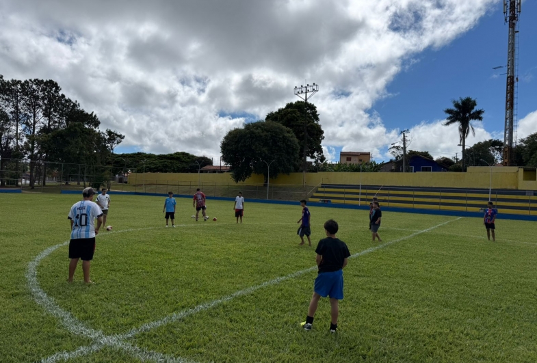 Crianças durante o treinamento de futebol