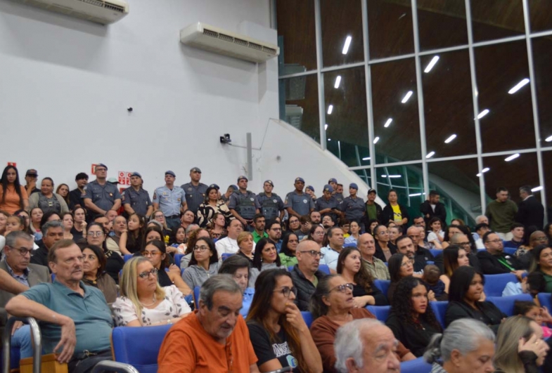 Plenário esteve lotado para a sessão de homenagens