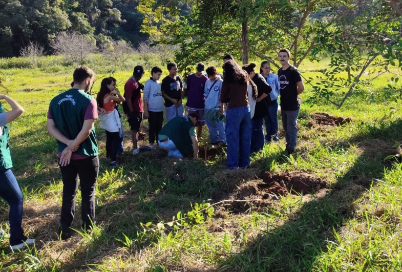 Alunos de Avaré participam do plantio de mudas nativas no Horto Florestal