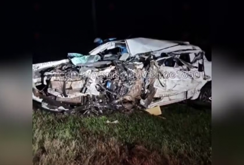 Motorista morre e caminhonete fica destruída em batida contra carreta em rodovia de Paranapanema