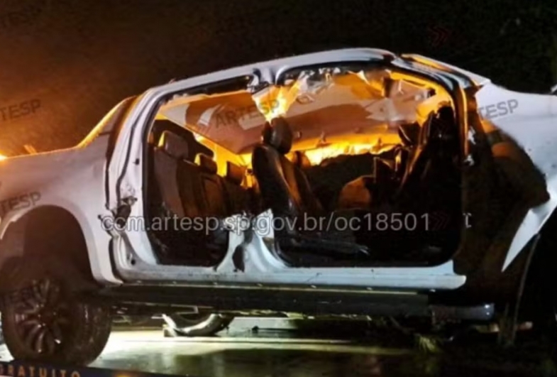 O motorista da caminhonete morreu depois de bater contra uma carreta na Rodovia Raposo Tavares em Paranapanema — Foto: Reprodução/Artesp