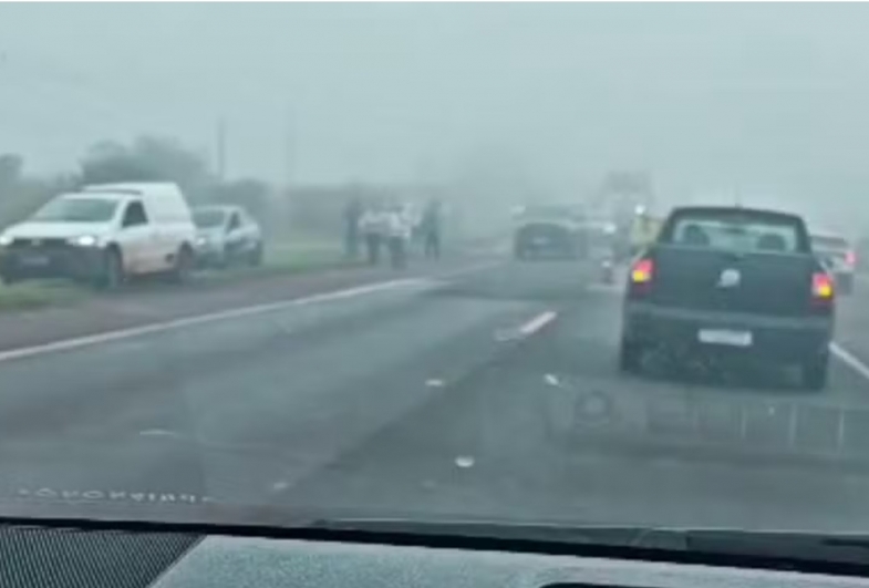Carro capota ao bater de frente contra veículo em rodovia de Itaí