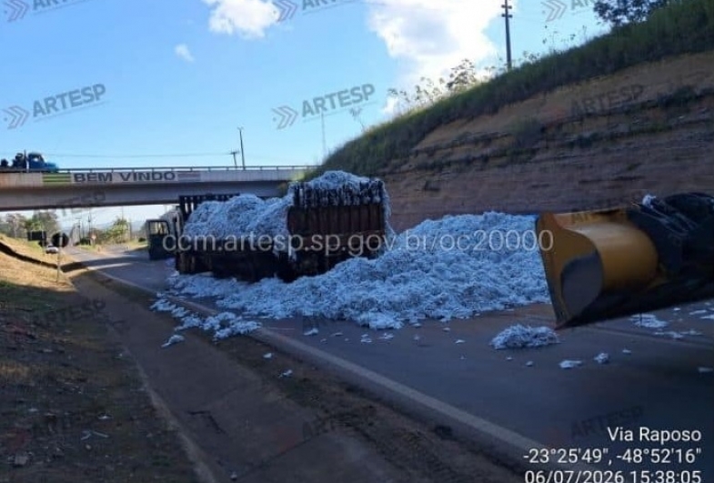 Caminhão tomba na Raposo Tavares e acesso fica interditado por mais de seis horas