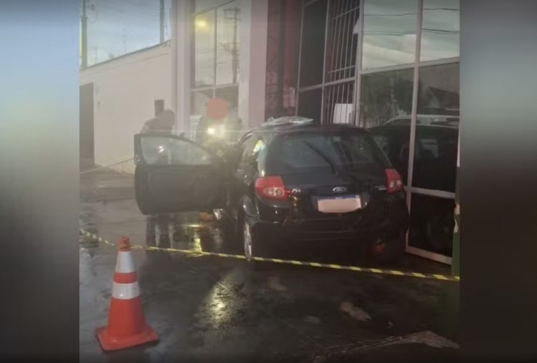 Mulher morre após sofrer parada cardíaca e bater carro contra parede de comércio em Piraju