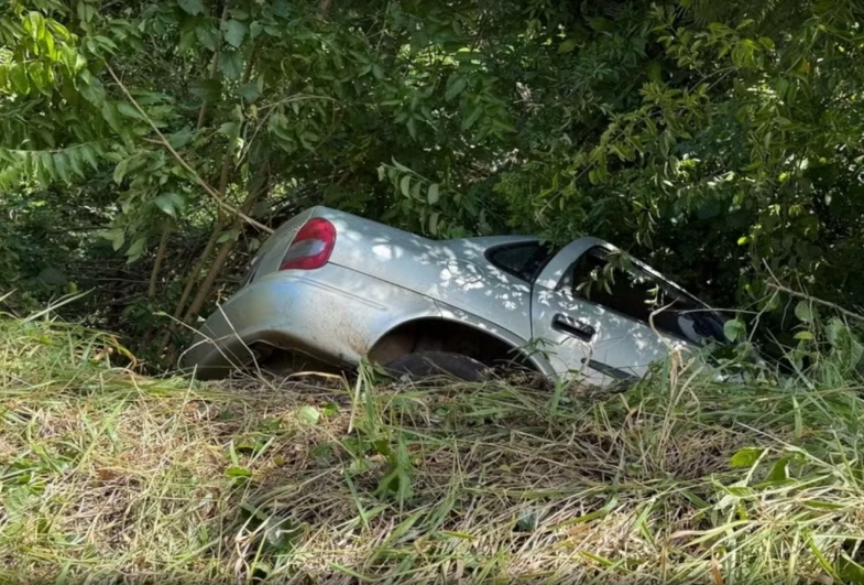 Motorista sobrevive a queda de carro em ribanceira em Sarutaiá