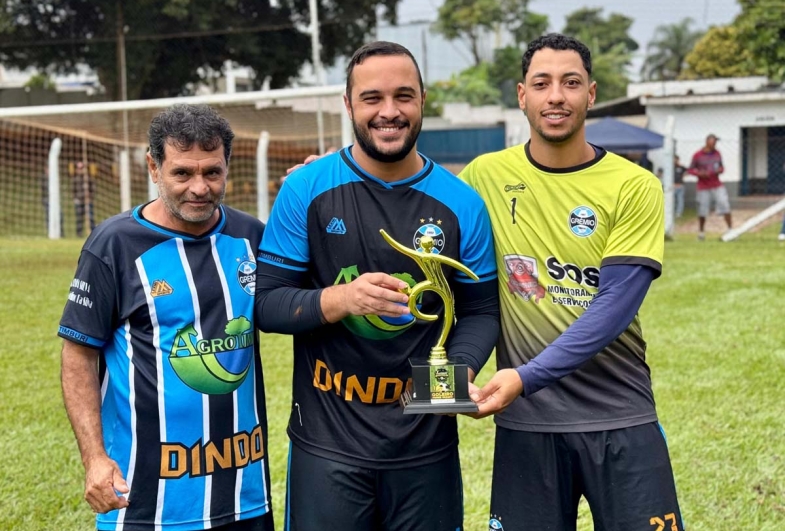 Ademilson recebe o troféu de goleiro menos vazado
