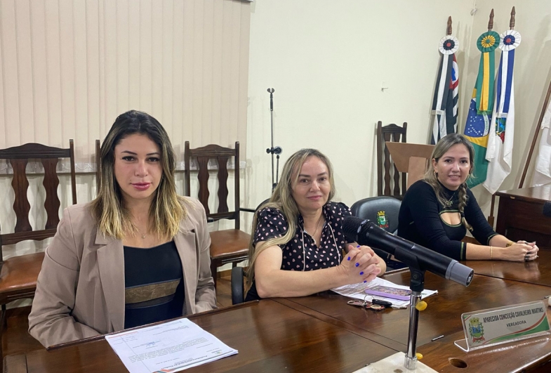 Vereadora Ana Carla Teles, vereadora Conceição e vereadora Camila Bagnatori