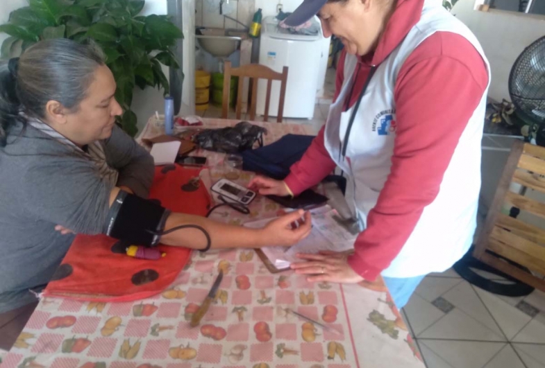 Aferição de pressão arterial em visita domiciliar