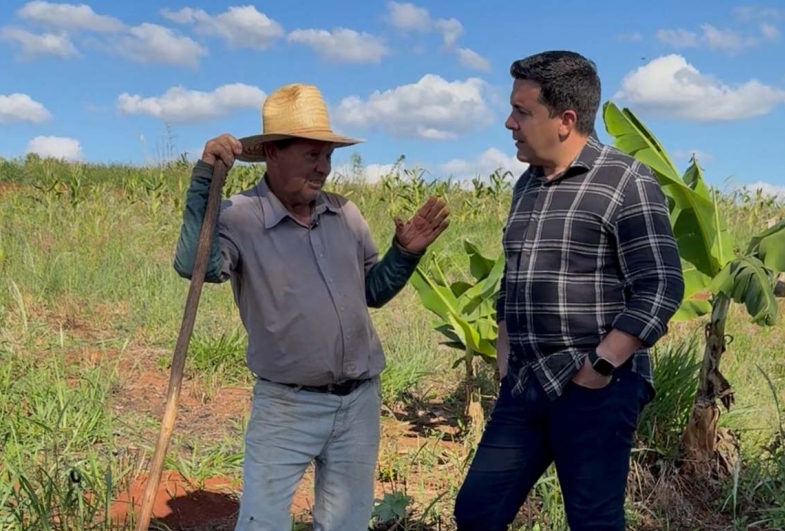 Agricultor Moacir com o prefeito Cristiano Amorim