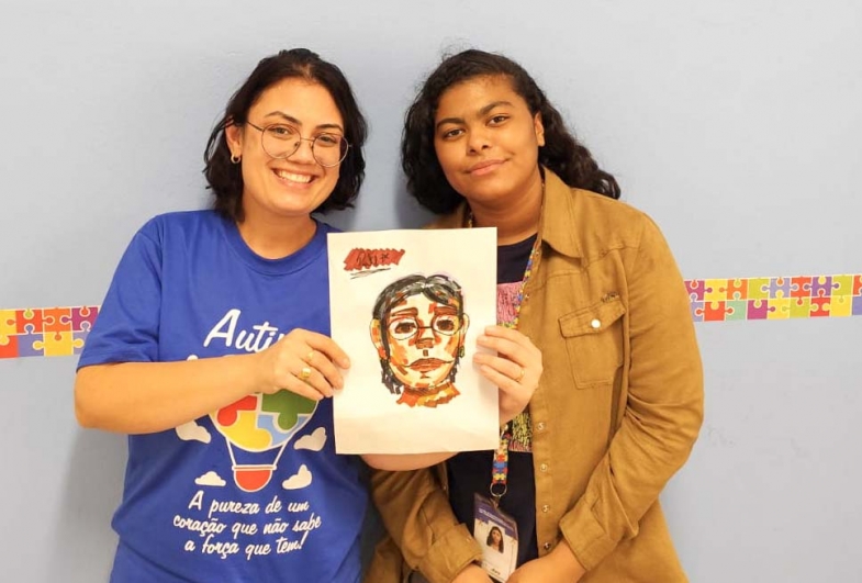 Alessandra, voluntária que auxilia na ação semanal