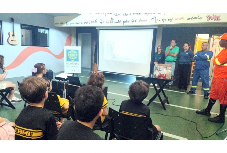 Alunos atentos a explicação