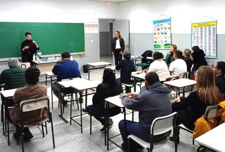 Alunos da EJA de Avaré exploram universo das células em aula prática