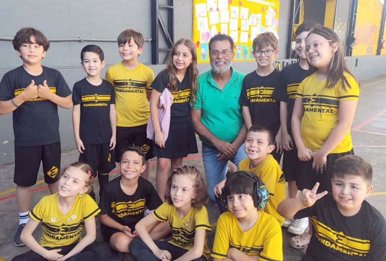 Alunos do Colégio Einstein com o secretário de Meio Ambiente, Borges