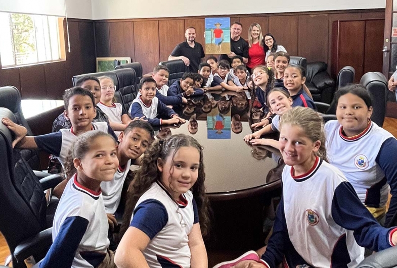 Alunos da Escola Eruce Paulucci visitam gabinete do Prefeito de Avaré