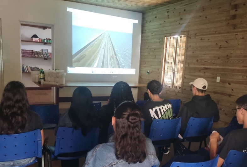 Alunos participam de sessão na Sala Verde Sabiá