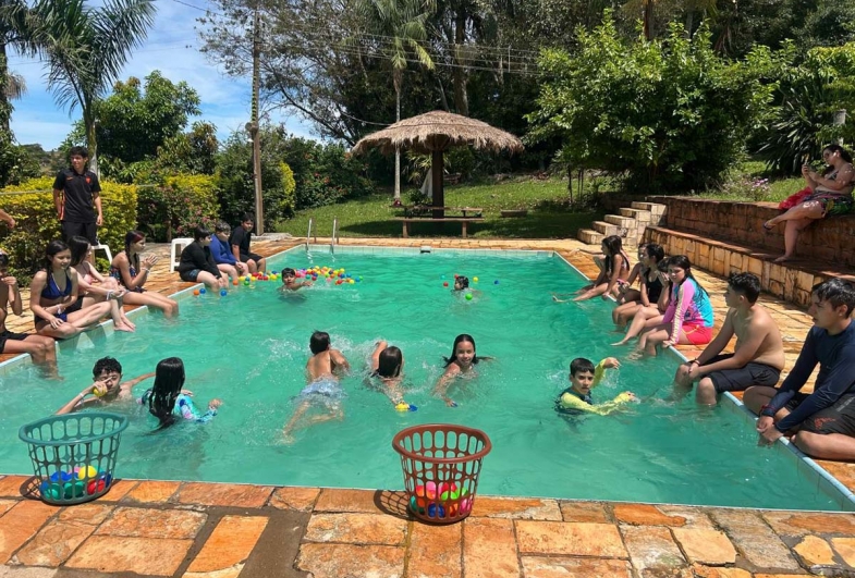 Alunos participando das brincadeiras  aquáticas da gincana