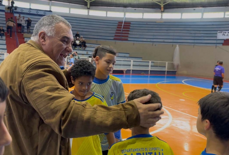 Ao final do jogo, o prefeito parabenizou cada um dos atletas
