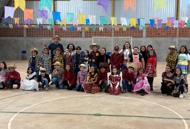 Apresentações da EMEF foram realizadas na quadra da escola
