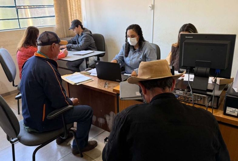 Atendimento aos moradores realizado na Casa da Agricultura