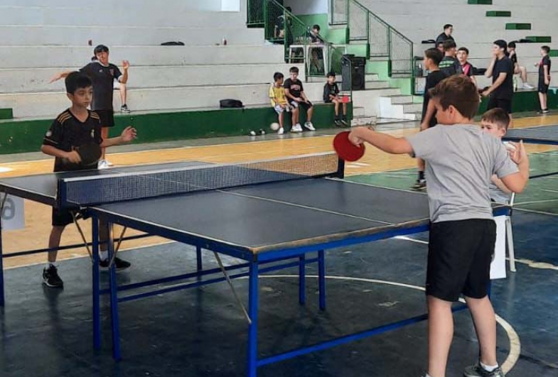 Atletas durante a disputa do tênis de mesa