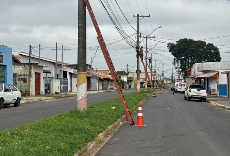Avenida João Vitor de Maria recebeu as equipes para retirada de fios mortos