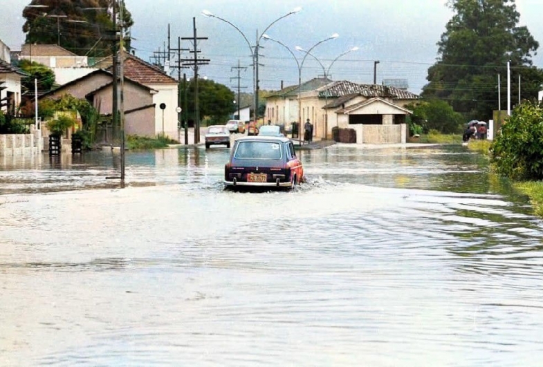 - Avenida Major Rangel em dia de enchente 1977 - Foto Avaré Antigamente