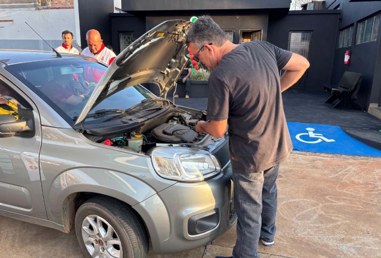 A atenção que seu veículo merece durante o abastecimento  é a prioridade da equipe dos postos Mega +