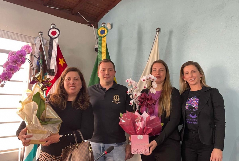 Dra. Roberta, juíza de direito da Comarca de Fartura e  a presidente da Câmara Regina Bergamo receberam  orquídeas do coordenador da Assistência Social  Diego e da primeira-dama Pety