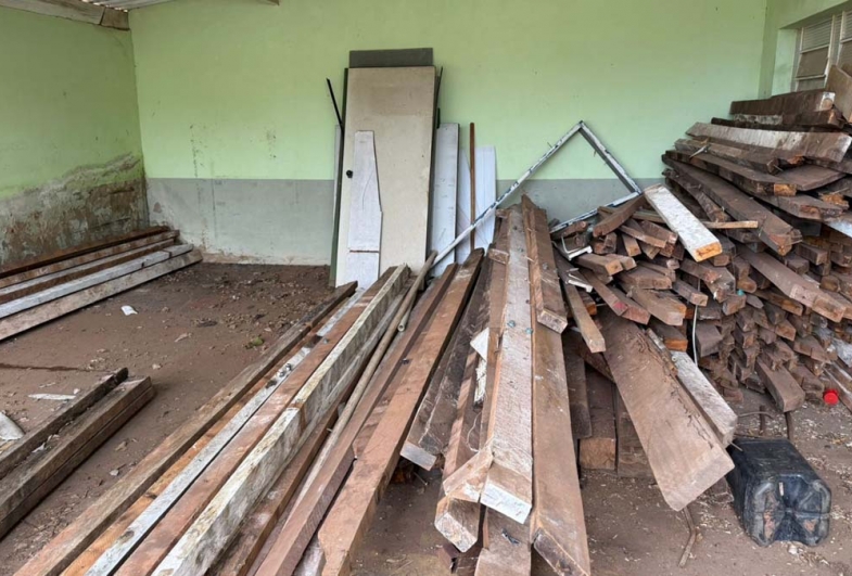 Prédio era utilizado como depósito de materiais